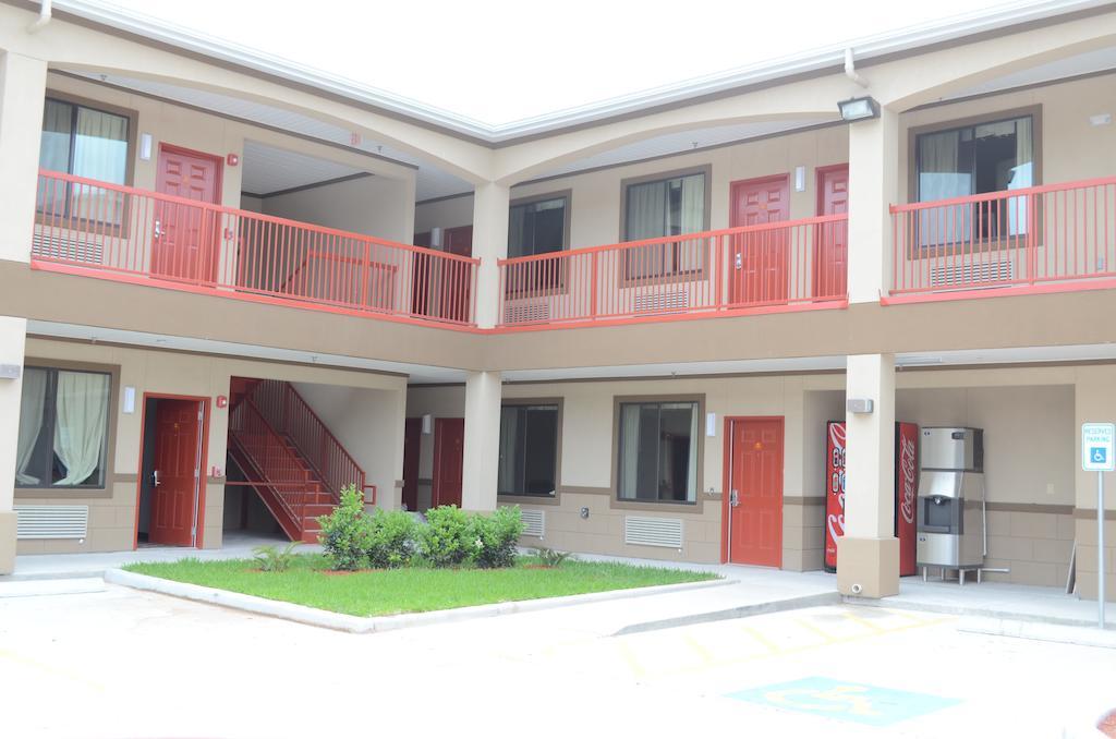 Palace Inn Sam Houston Race Park Екстериор снимка