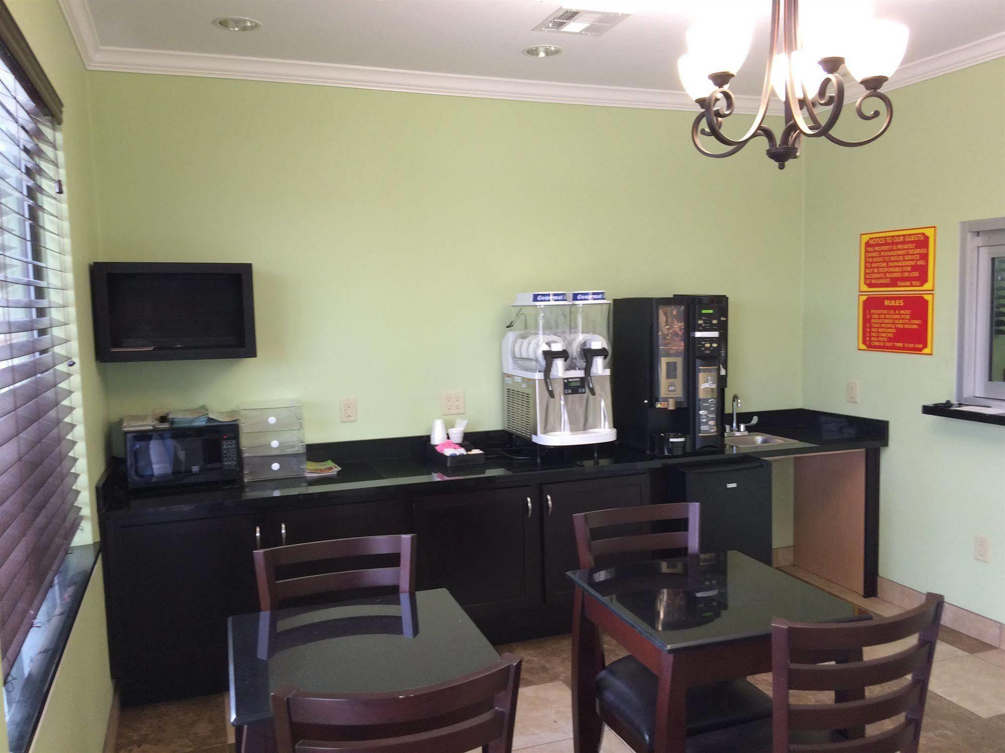 Palace Inn Sam Houston Race Park Екстериор снимка